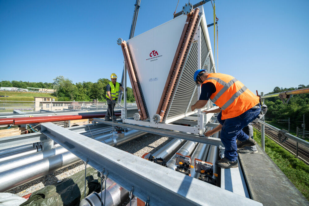 Sechs Rückkühler dienen im Winter als Energiequelle für die Wärmepumpen und geben im Sommer die überschüssige Energie an die Umgebung ab. (Fotos: EKZ)